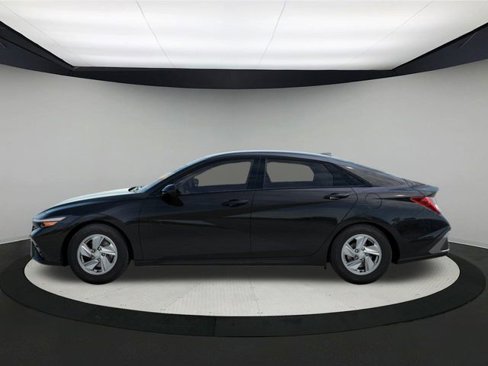 New 2025 Hyundai Elantra SE image 3