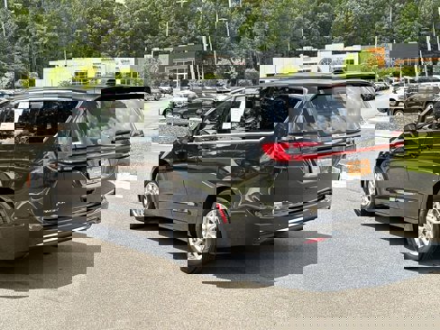 Used 2023 Chrysler Pacifica Touring-L image 3