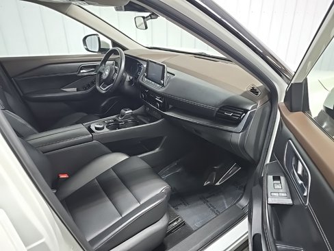 Used 2021 Nissan Rogue SV w/ Premium Package image 16