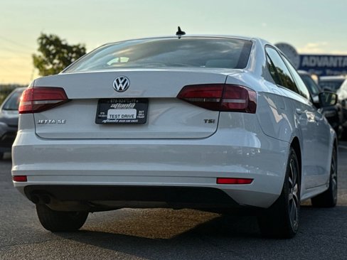 Used 2017 Volkswagen Jetta SE image 5