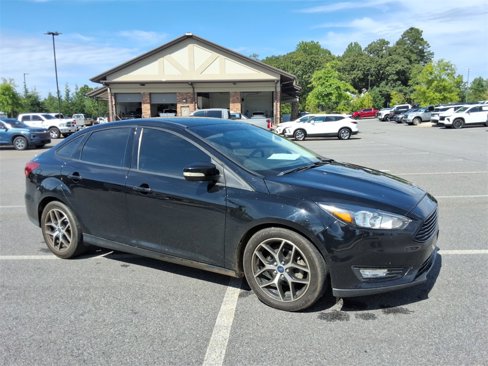 Used 2018 Ford Focus SE w/ SE Appearance Package image 3