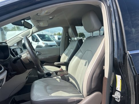 Certified 2018 Chrysler Pacifica Touring-L image 10