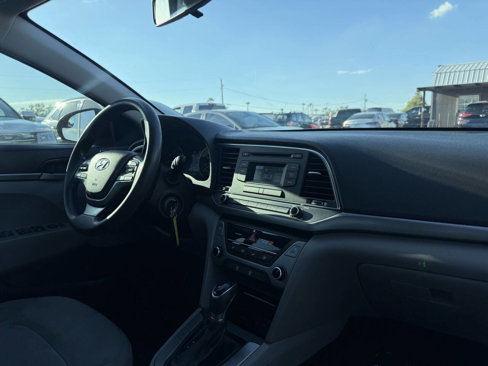Used 2017 Hyundai Elantra SE image 19