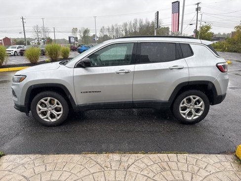 Used 2024 Jeep Compass Latitude image 4