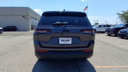 Used 2023 Jeep Grand Cherokee L Laredo image 7