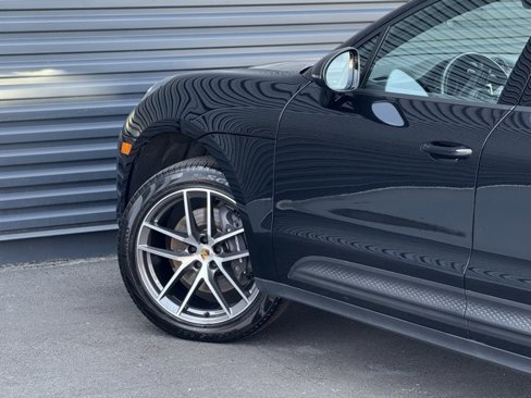 Certified 2025 Porsche Macan image 12