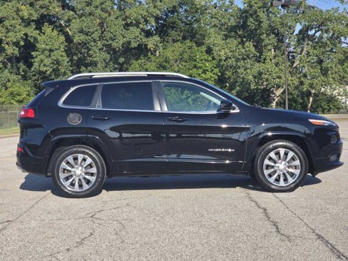 Used 2018 Jeep Cherokee Overland image 3