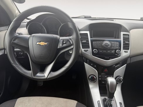 Used 2014 Chevrolet Cruze LS image 2