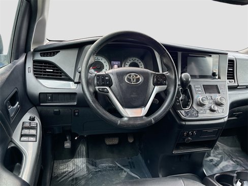 Used 2017 Toyota Sienna SE image 20
