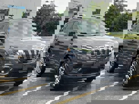 Used 2019 Jeep Cherokee Latitude Plus w/ Cold Weather Group image 2