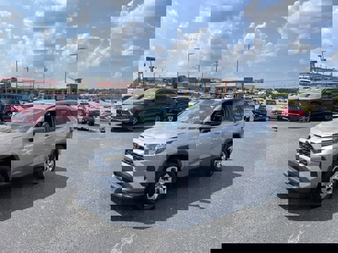 Used 2021 Toyota RAV4 LE image 1