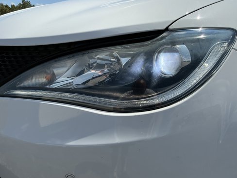 Used 2019 Chrysler Pacifica Touring-L Plus w/ Advanced Safetytec Group image 10