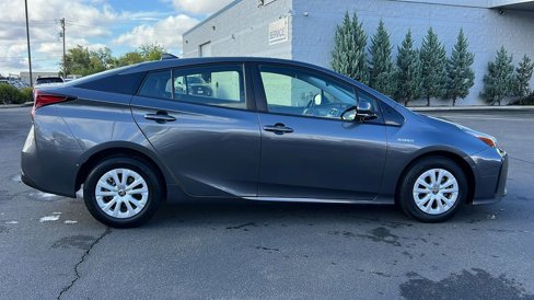 Used 2020 Toyota Prius LE image 3