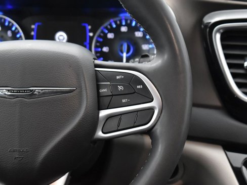 Used 2022 Chrysler Voyager LX image 16
