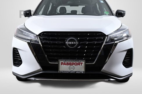 Used 2023 Nissan Kicks SR image 2