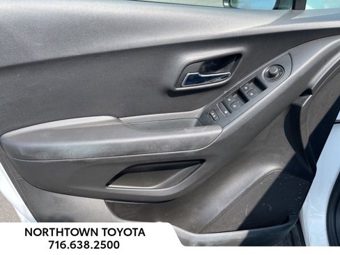 Used 2020 Chevrolet Trax LT w/ LT Convenience Package image 15