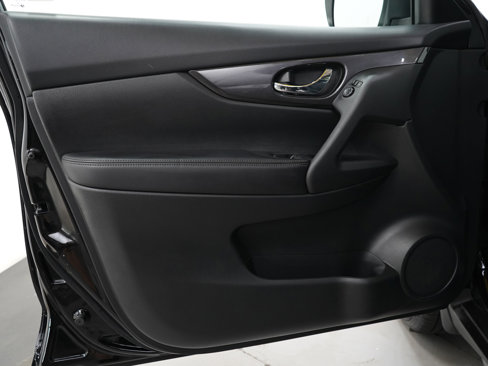 Used 2020 Nissan Rogue SV image 18