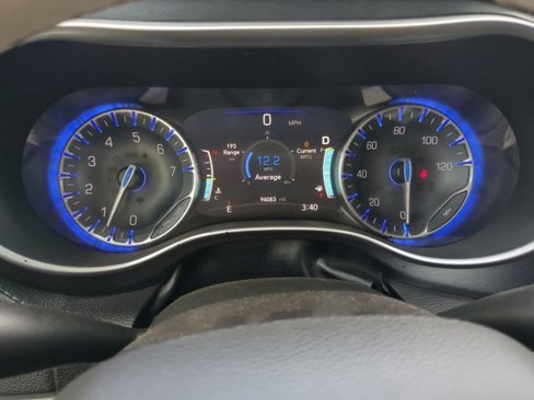 Used 2020 Chrysler Pacifica Limited image 24
