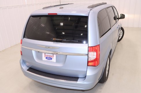 Used 2013 Chrysler Town & Country Touring image 40