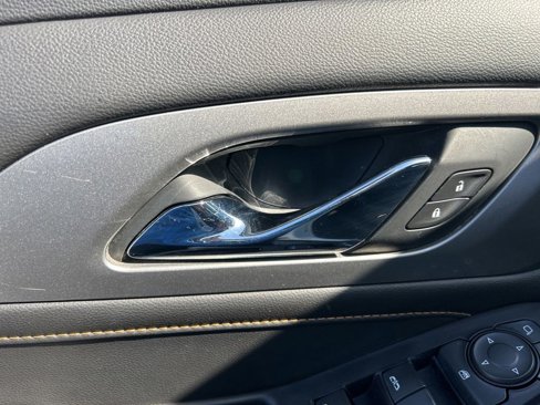 Used 2019 Chevrolet Traverse LT image 39