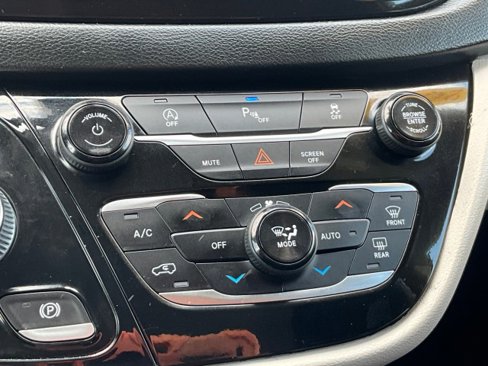 Used 2020 Chrysler Pacifica Touring-L image 25