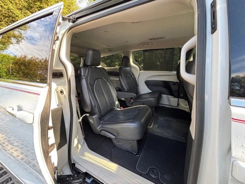 Used 2018 Chrysler Pacifica Touring-L image 12