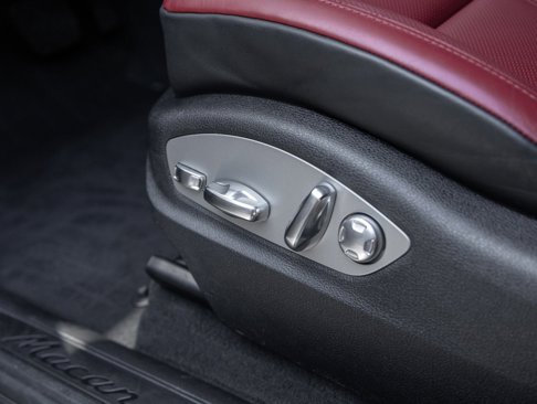 Used 2025 Porsche Macan image 21