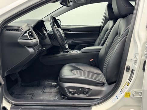 Used 2021 Toyota Camry SE w/ Cold Weather Package image 13