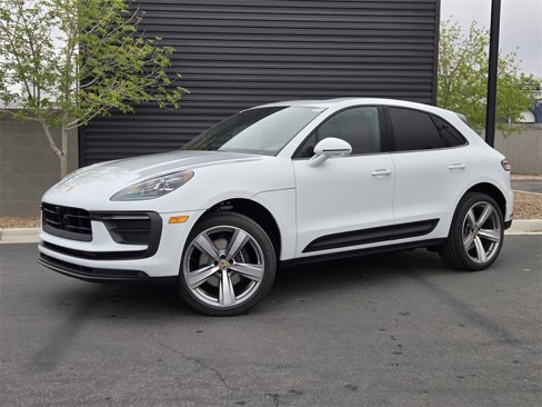 Certified 2025 Porsche Macan image 1