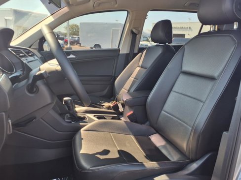 Used 2021 Volkswagen Tiguan SE image 11