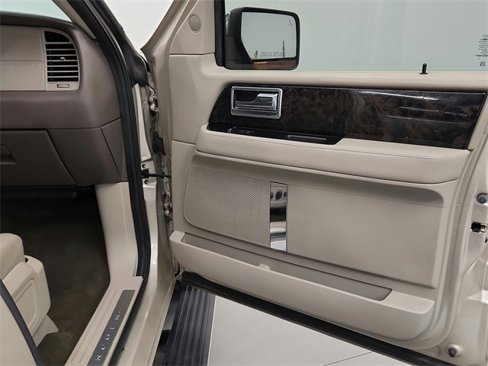 Used 2017 Lincoln Navigator Select image 37