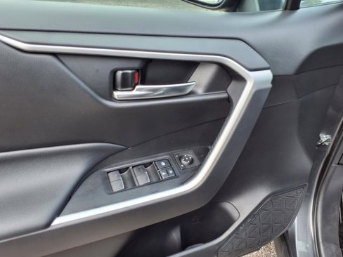 Used 2022 Toyota RAV4 XLE image 13