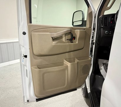 Used 2018 Chevrolet Express 3500 image 9