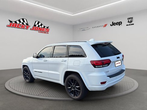 Used 2021 Jeep Grand Cherokee Laredo X image 3