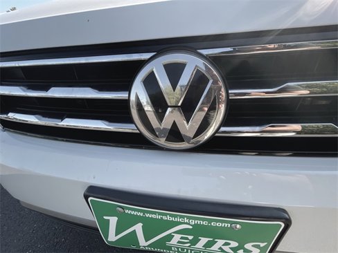 Used 2018 Volkswagen Tiguan SE w/ Panoramic Sunroof Package image 30