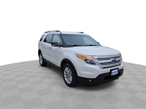Used 2015 Ford Explorer XLT w/ Equipment Group 202B image 2