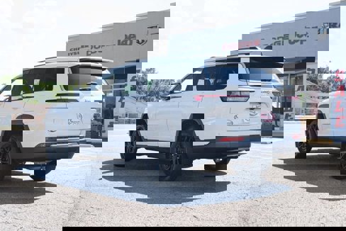 Used 2023 Jeep Grand Cherokee L Laredo image 3