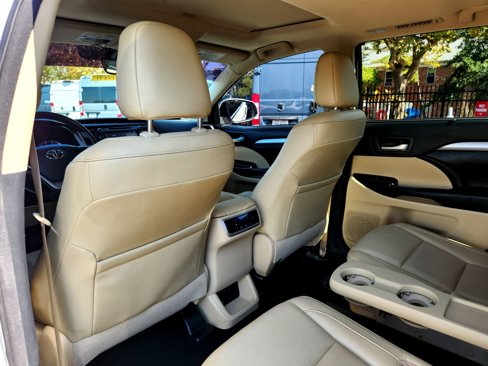 Used 2017 Toyota Highlander AWD V6 image 17