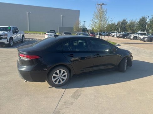 Used 2023 Toyota Corolla LE image 3