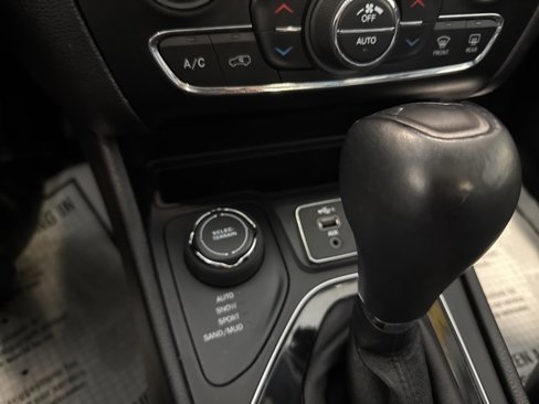Used 2021 Jeep Cherokee Limited w/ Elite Package image 27