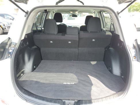 Used 2018 Toyota RAV4 LE image 6
