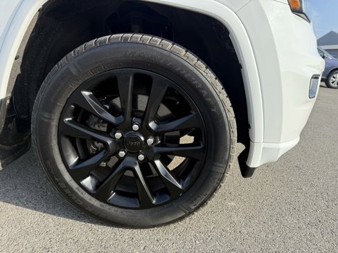 Used 2021 Jeep Grand Cherokee Laredo X image 4