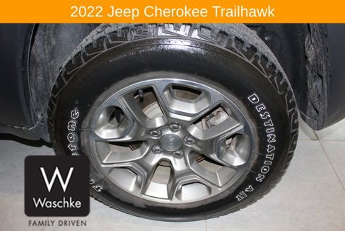 Used 2022 Jeep Cherokee Trailhawk image 11
