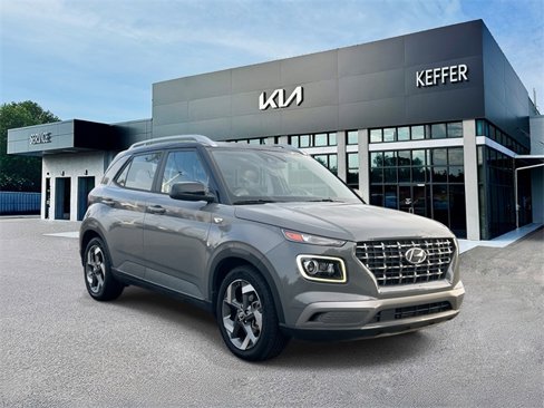 Used 2022 Hyundai Venue Limited image 2