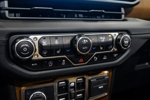 Used 2024 Jeep Wrangler Unlimited Rubicon w/ Technology Group image 69