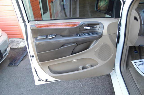 Used 2016 Chrysler Town & Country Touring-L image 33