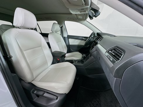 Used 2018 Volkswagen Tiguan SE w/ Panoramic Sunroof Package image 30