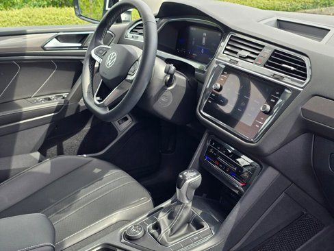 Used 2022 Volkswagen Tiguan SE image 53