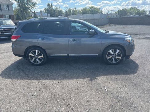 Used 2016 Nissan Pathfinder Platinum w/ Family Entertainment Package image 2