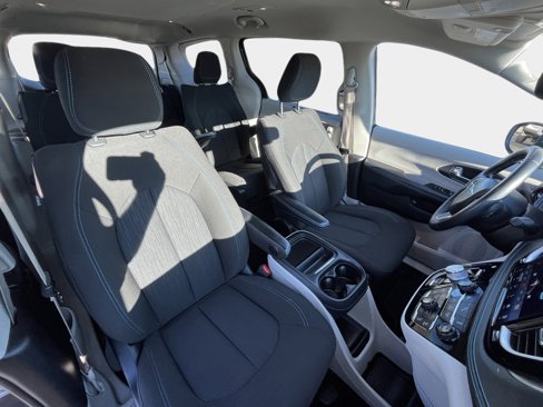 Used 2021 Chrysler Pacifica Touring w/ Cold Weather Group image 14